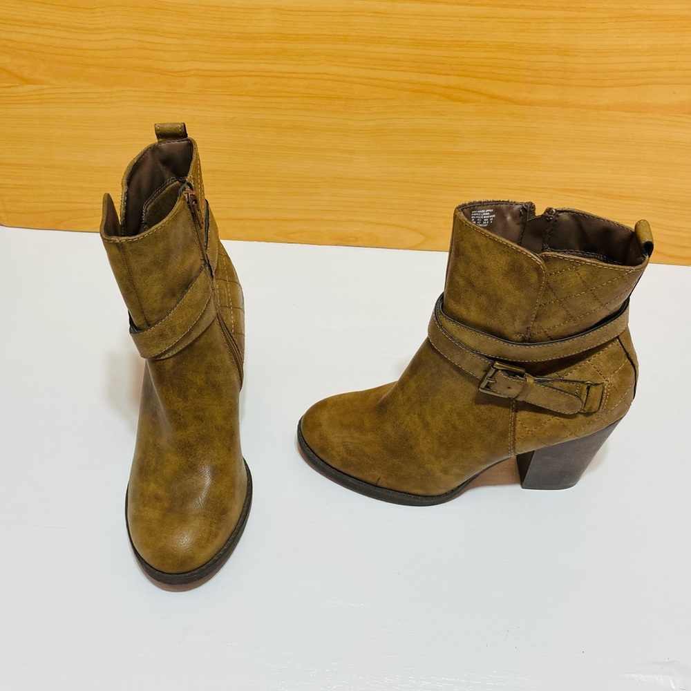 SM New York “camel color”  Combat Platform Heel Boots Women's Size: 9.5
